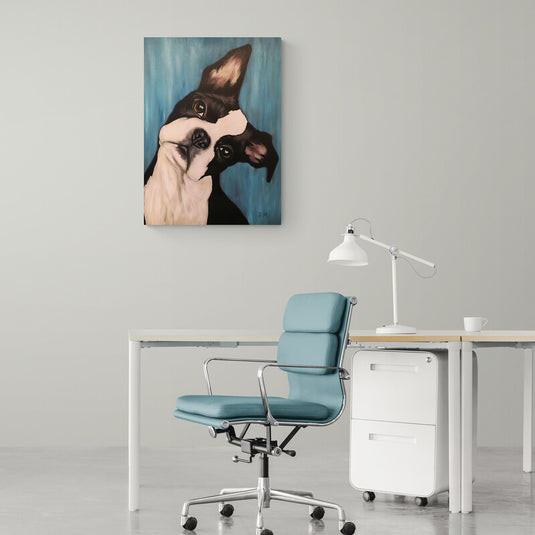 Retrato de perro curioso en oficina moderna