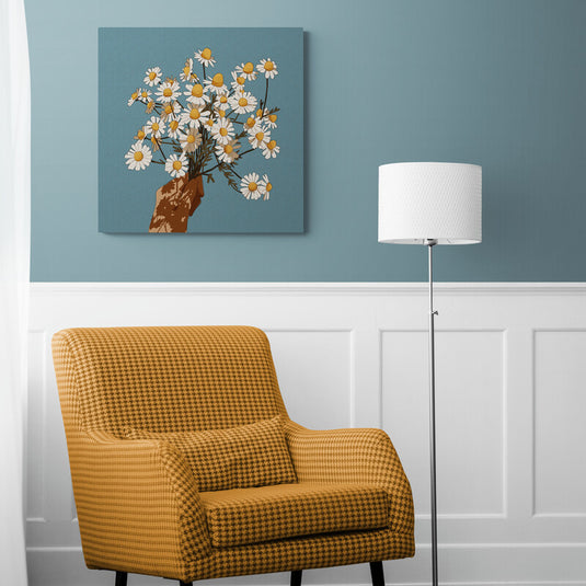 Ilustración gráfica de mano sosteniendo margaritas sobre fondo azul