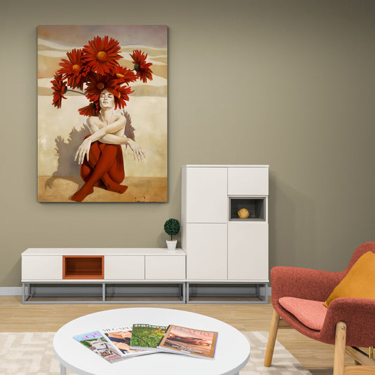 Pintura de figura con corona de flores rojas y fondo neutro