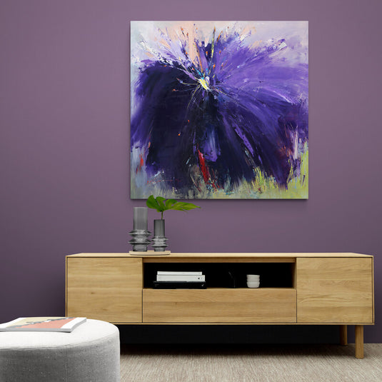 Pintura abstracta con predominio del color púrpura y pinceladas expresivas