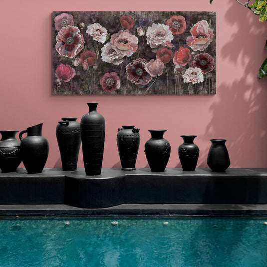 Pintura de amapolas con tonos rojos y grises sobre fondo oscuro