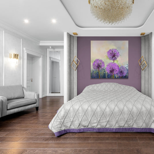 Cuadro floral en tonos lila y púrpura decorando un dormitorio con paredes malva y detalles elegantes.