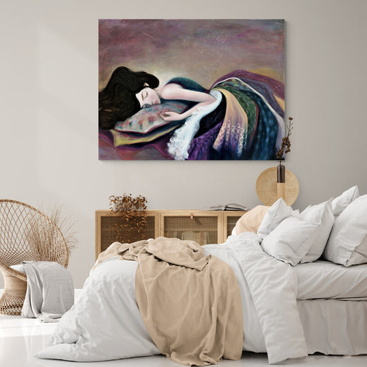 Cuadro artístico de mujer durmiendo en estilo onírico, tonos suaves y toque mágico para decoración de recámara.