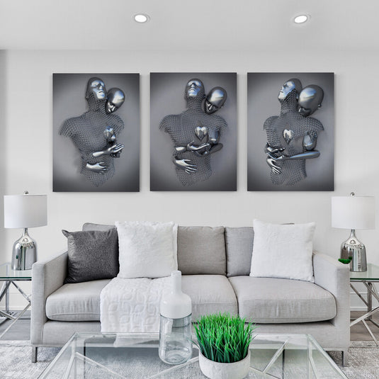 Tríptico decorativo con figuras humanas metálicas entrelazadas en abrazo simbólico – arte moderno con estética futurista que representa el amor y la conexión emocional