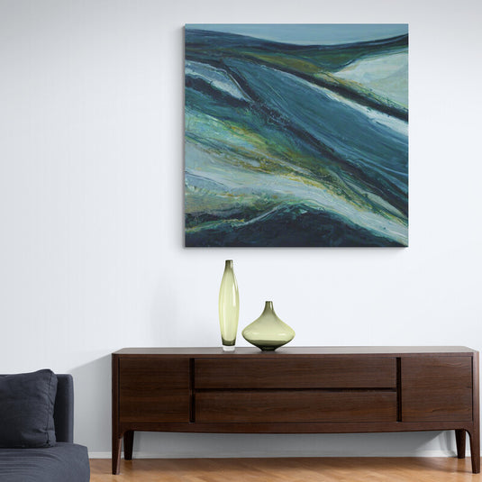 Cuadro abstracto en tonos azul y verde con texturas fluidas que evocan el movimiento del agua, perfecto para decoración moderna y elegante.
