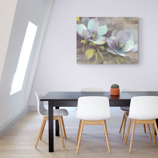 Pintura de magnolias en tonos de blanco y lila con fondo abstracto.