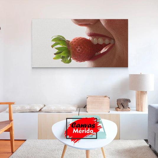 "Labios femeninos acercándose a una fresa fresca"
