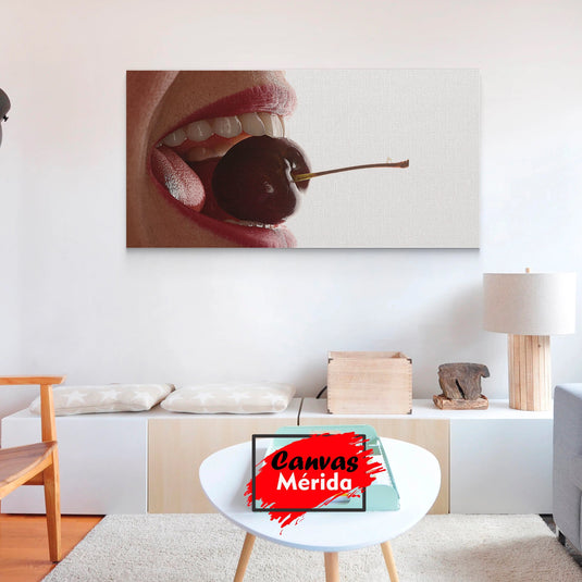 Labios rojos sosteniendo una cereza fresca