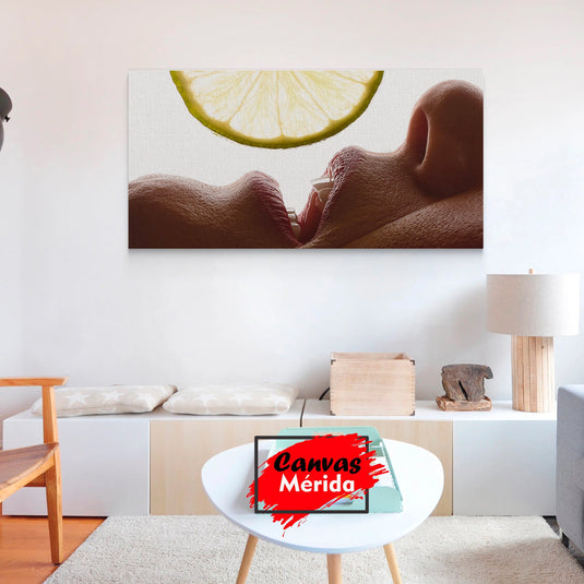 "Rodaja de limón sobre fondo blanco contrastando con primer plano de labios y piel"