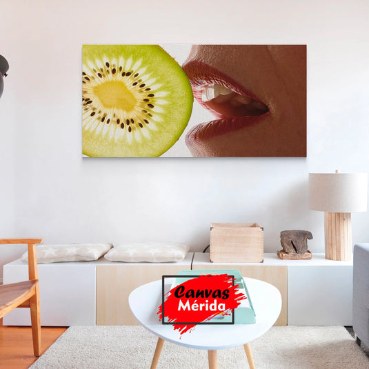 Lámina de kiwi cerca de labios femeninos en tonos cálidos