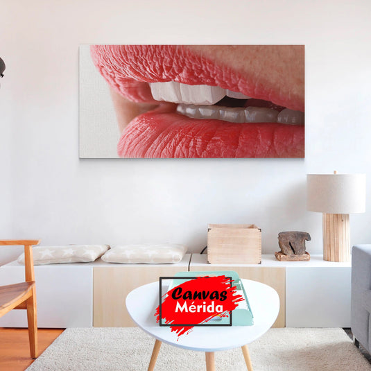 "Detalle hiperrealista de labios rojos y dientes: textura y sensualidad"