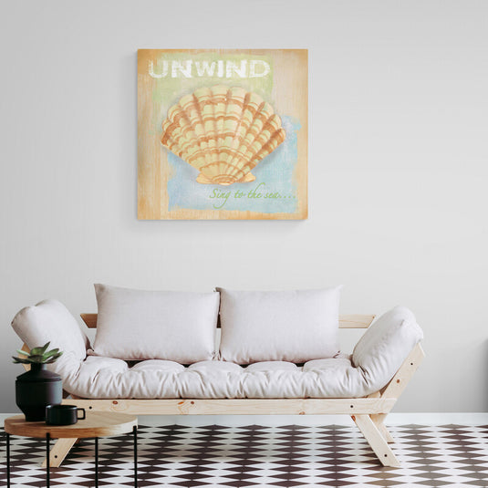 Pintura artística de concha marina con palabras inspiradoras sobre fondo de madera y mar