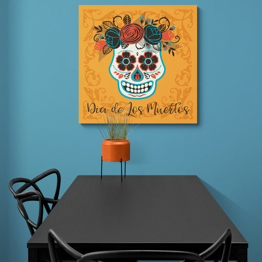Calavera decorativa para el Día de los Muertos con flores y fondo mostaza