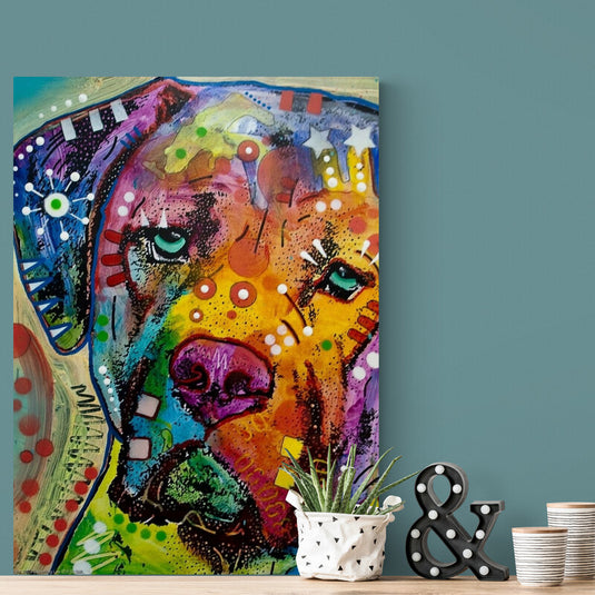 Arte colorido de rostro de perro con patrones psicodélicos.