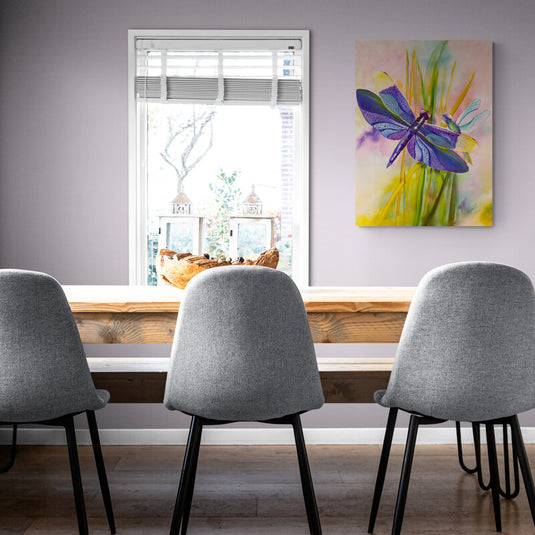 Libélula azul y amarilla sobre fondo de hierbas y tonos pastel