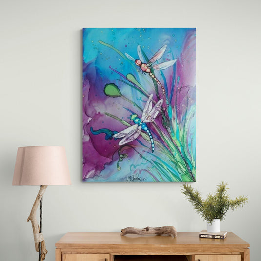 Libélulas Coloridas en Acuarela sobre Fondo de Manchas de Color