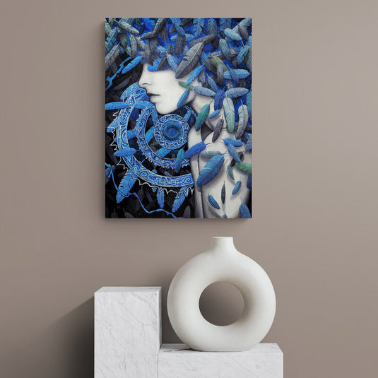 Cuadro decorativo DreamCatcher Woman – arte moderno con figura femenina, plumas azules y estilo místico para sala o recámara elegante