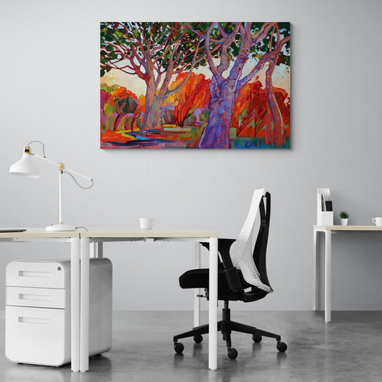 Cuadro Decorativo con Árboles Grandes de Troncos Gruesos en Tonos Café, Rojo y Morado, Hojas Verdes y Fondo Rojo