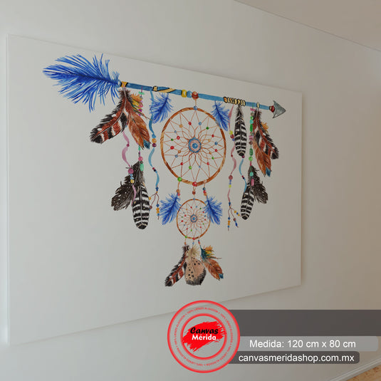 Atrapasueños tradicional detallado con plumas coloridas y cuentas sobre fondo blanco