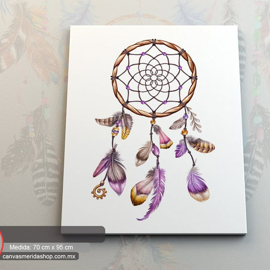 Atrapasueños tradicional con red tejida, plumas en tonos morados y abalorios decorativos