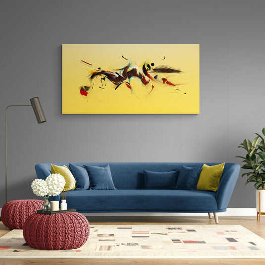 Pintura abstracta horizontal con fondo amarillo y formas dinámicas en tonos oscuros y brillantes.