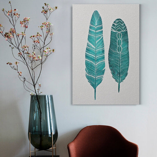 Ilustración decorativa de dos plumas turquesas con detalles intrincado