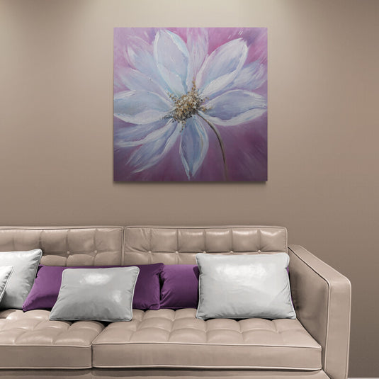 Pintura de una flor grande en tonos de azul y lavanda con centro texturizado