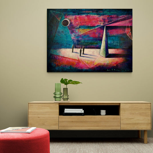 Cuadro abstracto de eclipse con figuras geométricas y siluetas humanas sobre fondo vibrante.