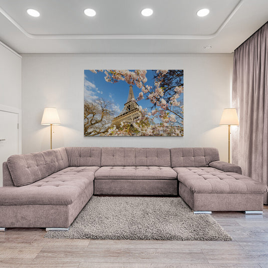 Cuadro decorativo de la Torre Eiffel enmarcada por flores rosas, evocando el romanticismo parisino