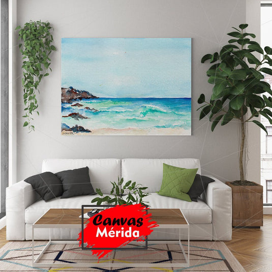 Pintura en acuarela de una playa serena con olas turquesa y rocas