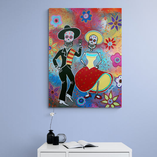 Pintura colorida de calacas en traje de mariachi y de baile, con fondo floral vibrante