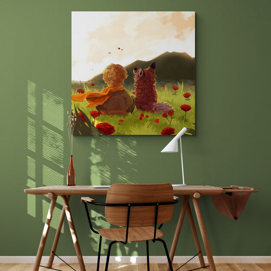 Niño y zorro sentados en un campo de flores rojas mirando hacia las montañas al atardecer