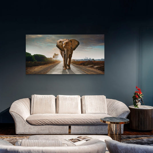 Lienzo de elefante caminando por una carretera al atardecer