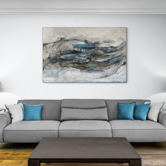 Cuadro abstracto en tonos neutros y azul con trazos gestuales y texturas dinámicas.