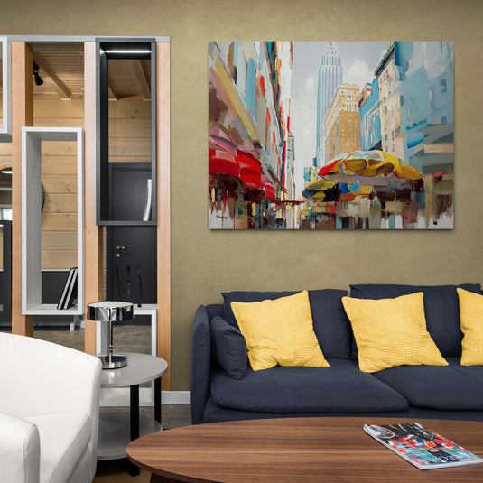 Pintura de un mercado urbano con toldos coloridos y un rascacielos en el fondo.