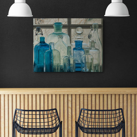 cuadro decorativo de botellas de vidrio azules y transparentes con luz natural – arte hiperrealista para cocina o comedor moderno