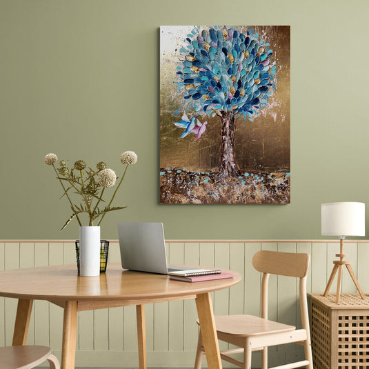 Árbol de Tronco Café Brillante y Hojas Azul-Amarillas, con Pájaros Azules y Rosas sobre Fondo Bronce Amarillo