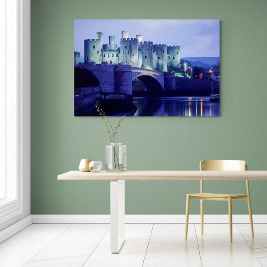 Cuadro decorativo de castillo encantado sobre río, estilo fotografía nocturna, en sala moderna minimalista