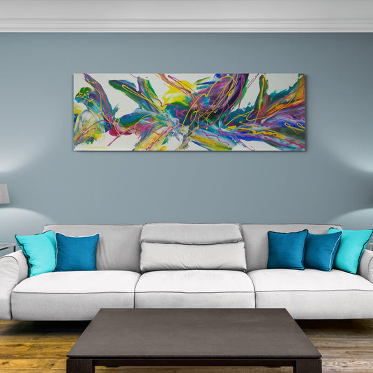 Pintura abstracta horizontal con colores vibrantes y líneas dinámicas.