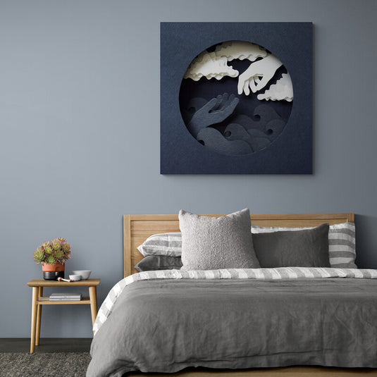 Arte de papel en capas con manos extendidas entre nubes y olas