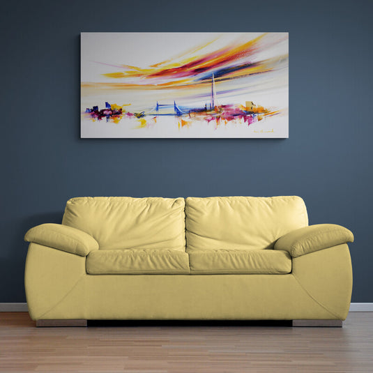 Cuadro abstracto de paisaje urbano con cielo colorido en tonos cálidos y vibrantes.