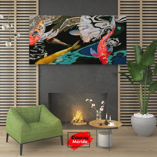 Fotografía de peces koi de colores en el estanque con reflejos ondulantes del agua