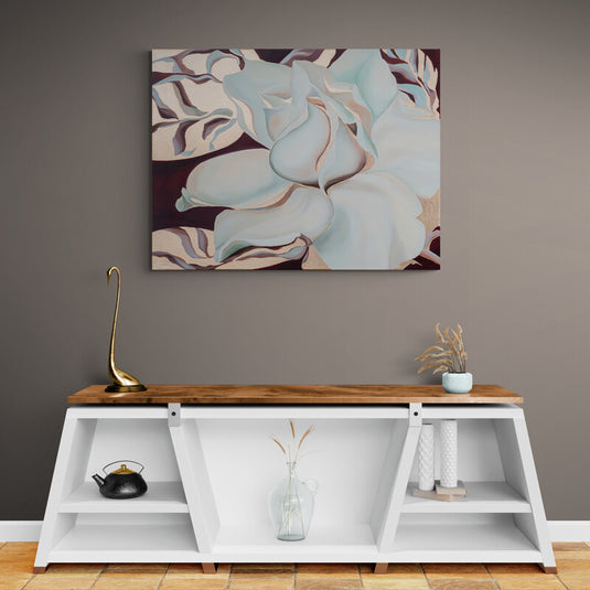 Pintura artística de una gardenia en tonos azules y blancos con fondo oscuro