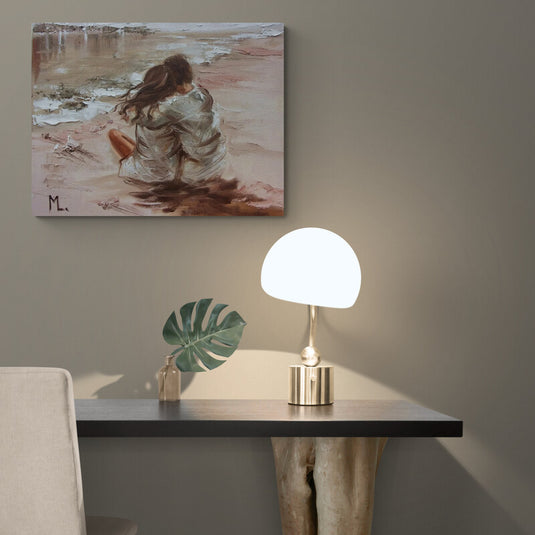 Pintura de dos personas abrazadas junto a una orilla, en tonos tierra y beige con textura suave y nostálgica.