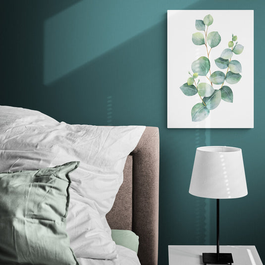 Cuadro decorativo con fondo blanco destacando ramita con hojas redondeadas en tono verde.