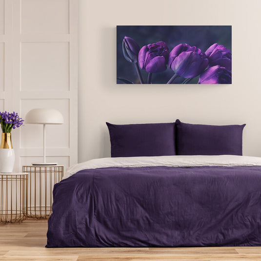 Imagen de tulipanes púrpura con fondo oscuro