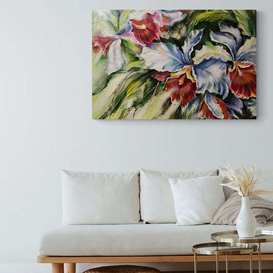 Pintura al óleo de flores tropicales con pétalos blancos y azules en un entorno vibrante