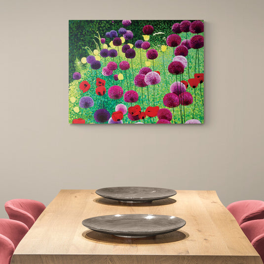 Pintura de flores púrpuras y rojas en un paisaje verde vibrante.