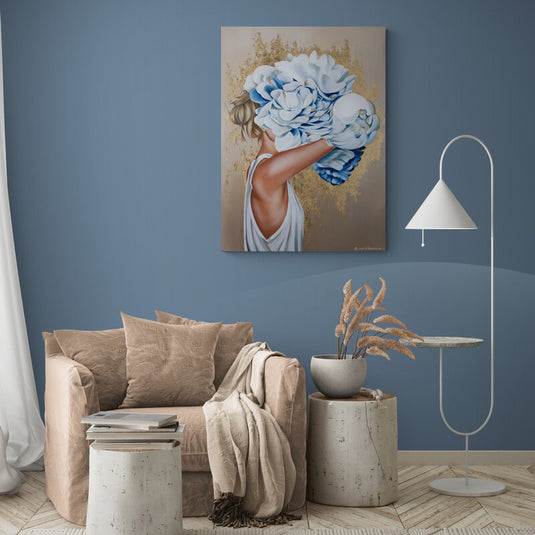 Pintura de mujer con ramo de flores azules y detalles dorados