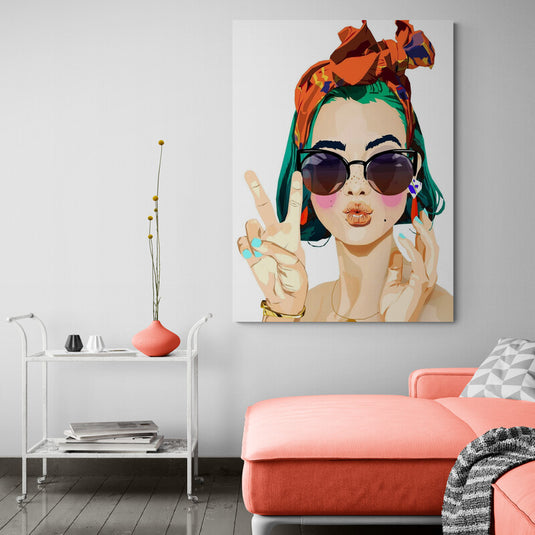 Cuadro decorativo pop art de chica moderna con gafas y pañuelo naranja arte colorido y juvenil para decoración contemporánea.